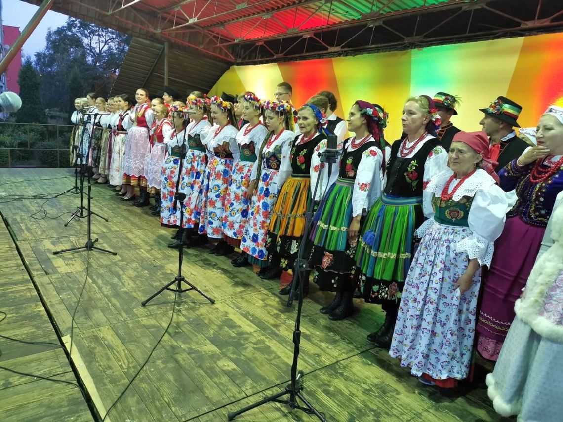 Barwnie, tanecznie, na folkową nutę. Do tego zgodnie z lokalną tradycją