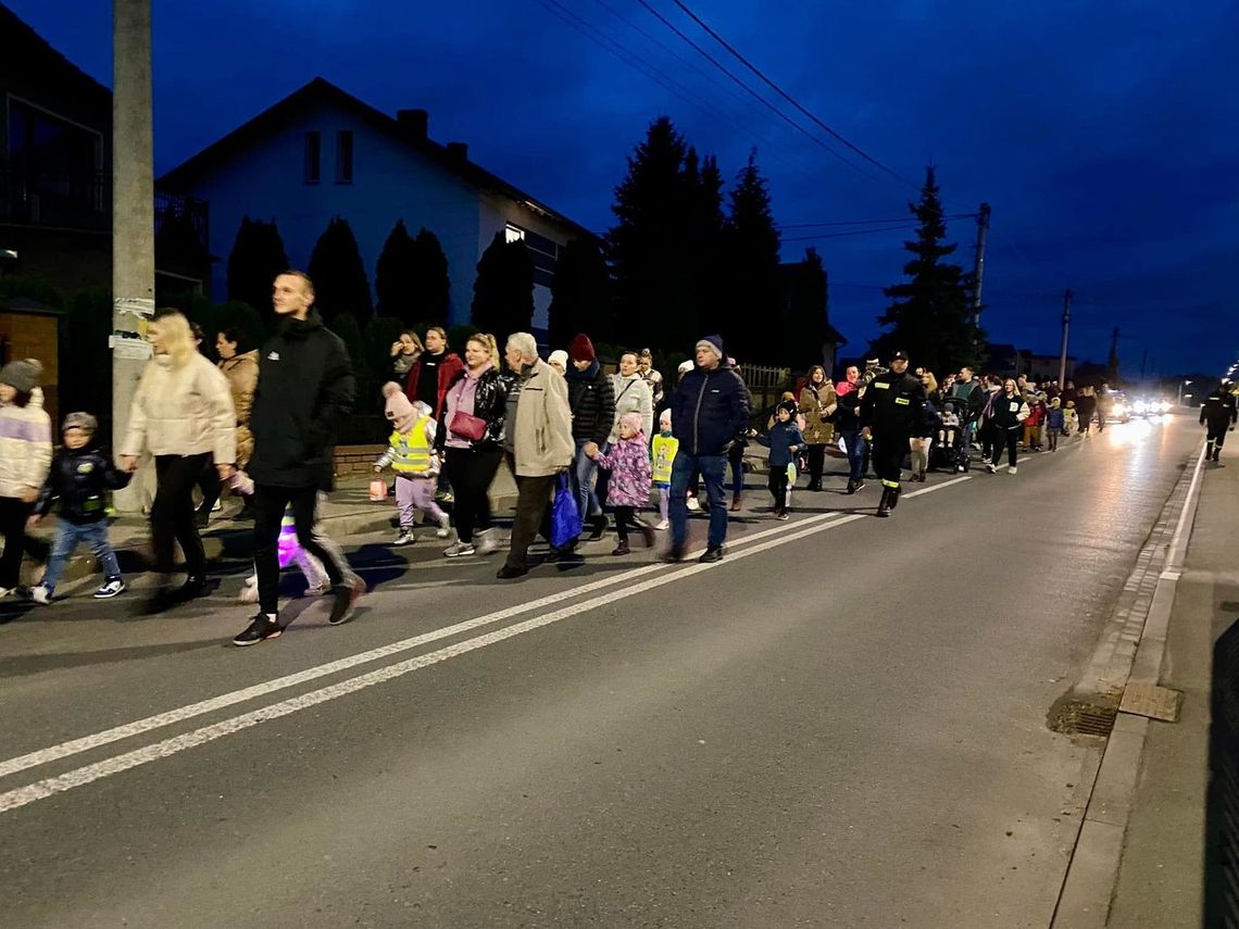 Barwny pochód z lampionami przeszedł ulicami Cisowej. ZDJĘCIA Barwny pochód z lampionami przeszedł ulicami Cisowej. ZDJĘCIA