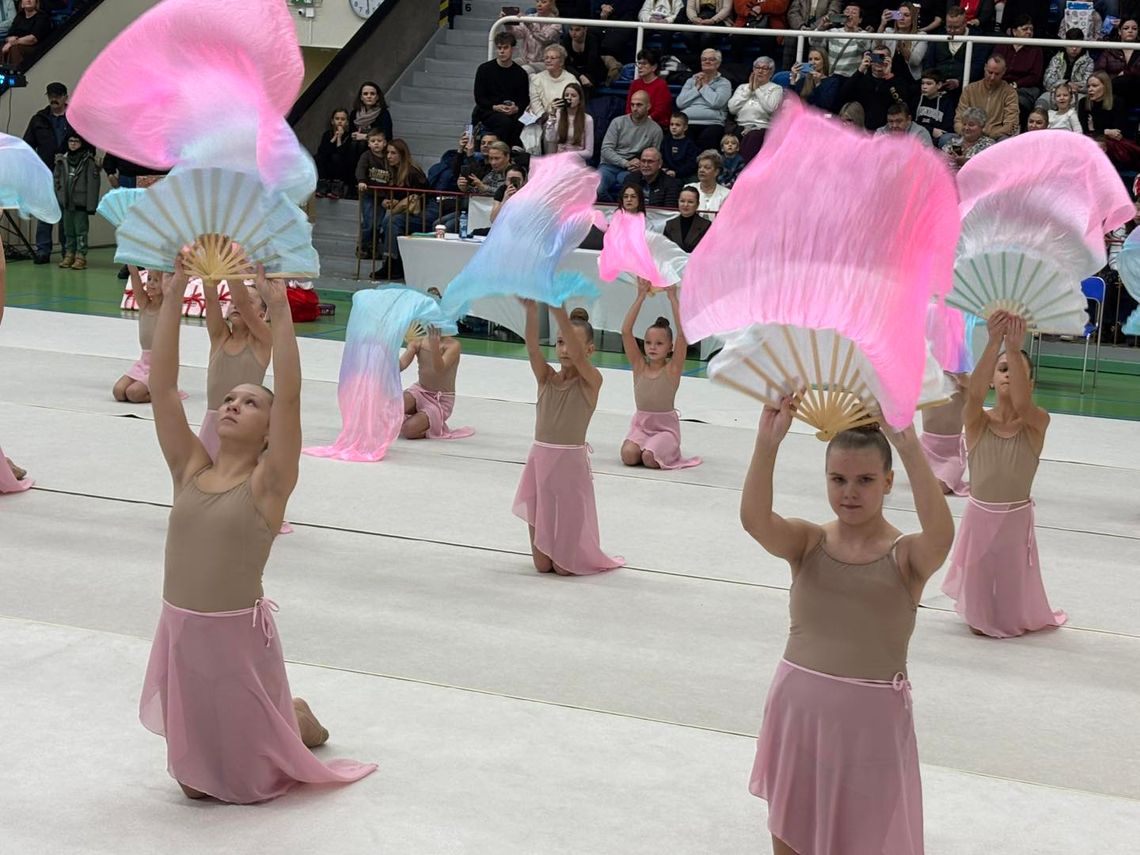 Baśniowa scenografia w hali „Śródmieście” z udziałem zawodniczek z Gymnastics Academy. ZDJĘCIA