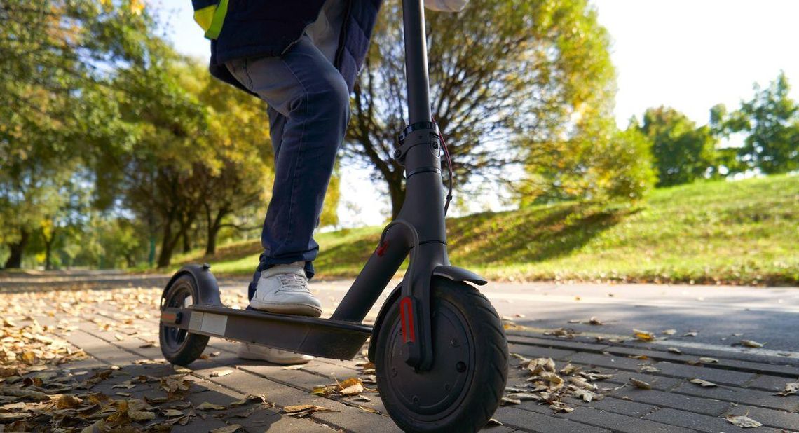 Bełkotał i ledwo trzymał się na nogach. Pijany obywatel Ukrainy jeździł hulajnogą elektryczną