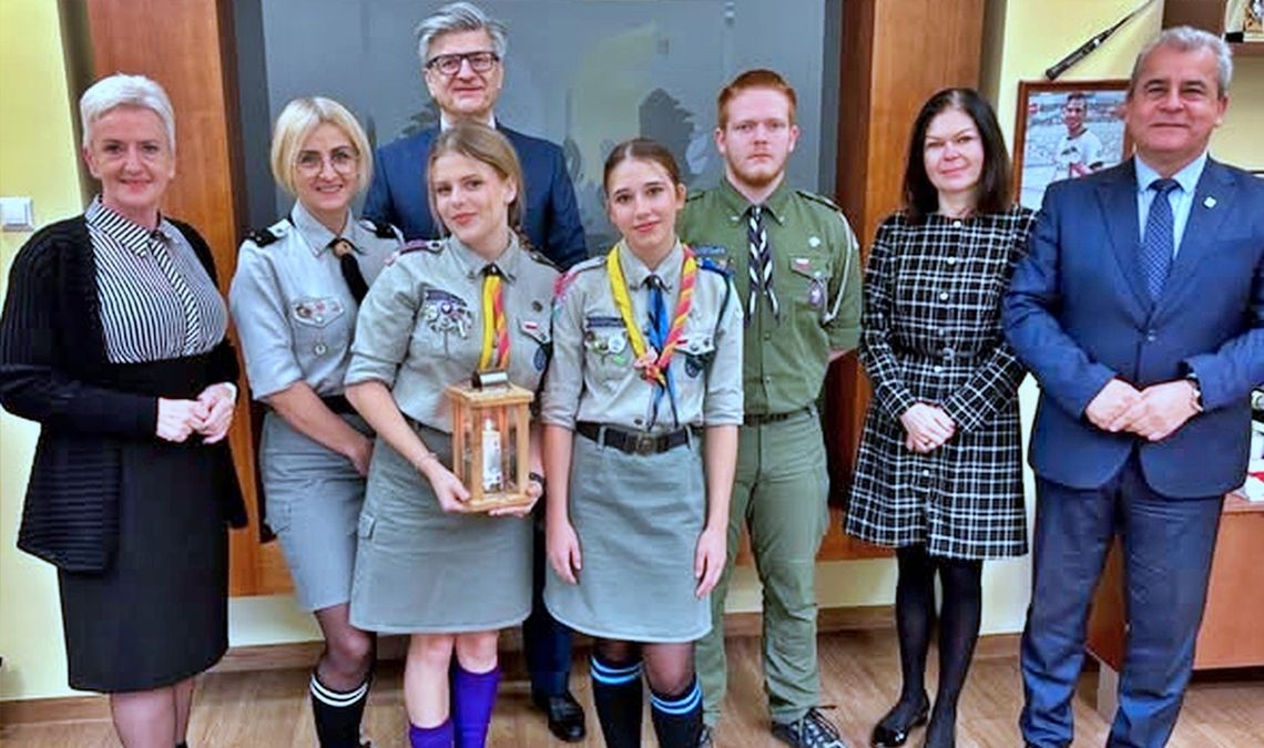 Betlejemskie Światło Pokoju dotarło do Kędzierzyna‑Koźla. ZDJĘCIA