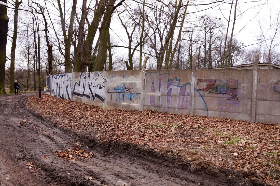 Betonowe straszydło jeszcze długo postoi