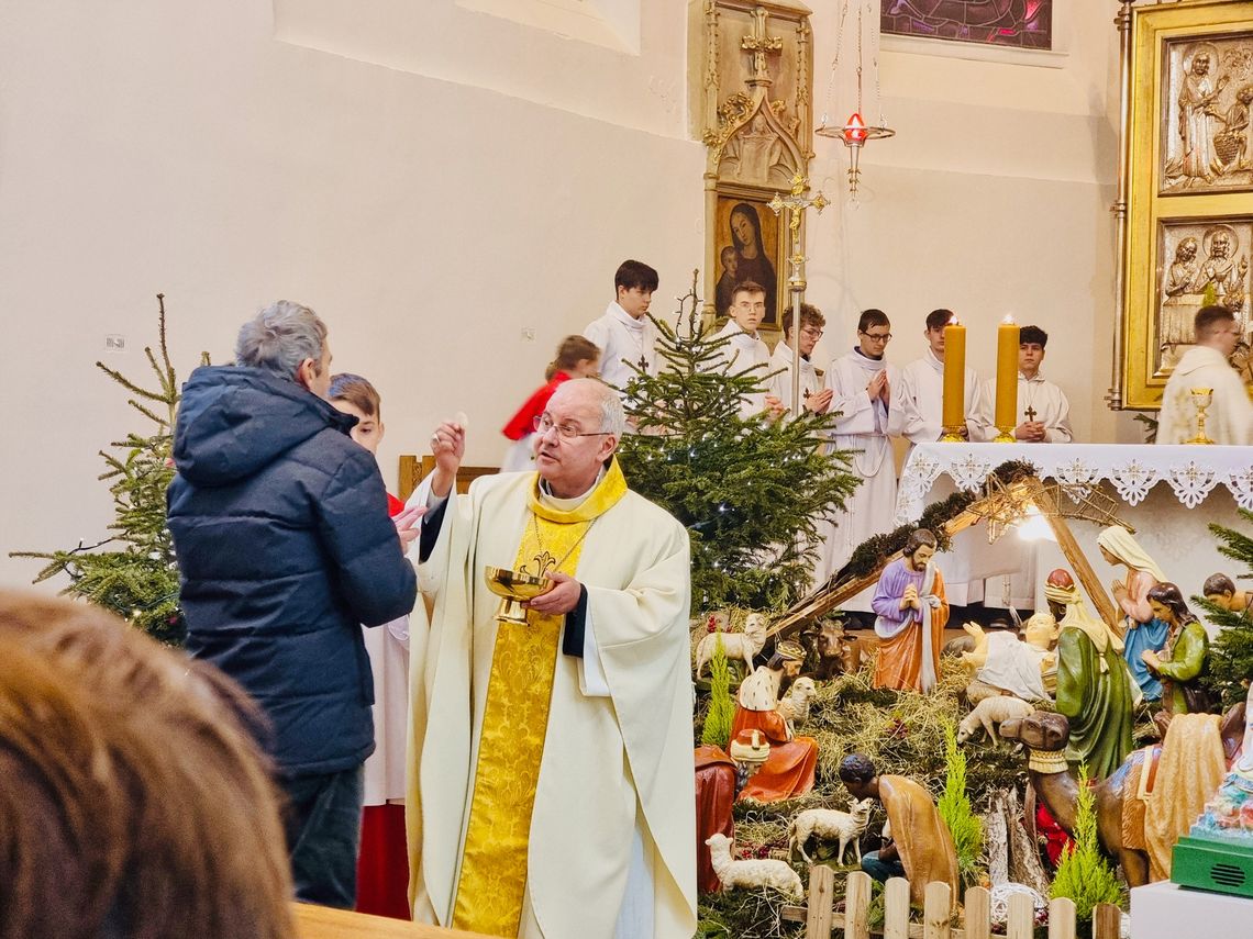 Biskup Rudolf Pierskała konsekrował nowy ołtarz kościoła w Koźlu