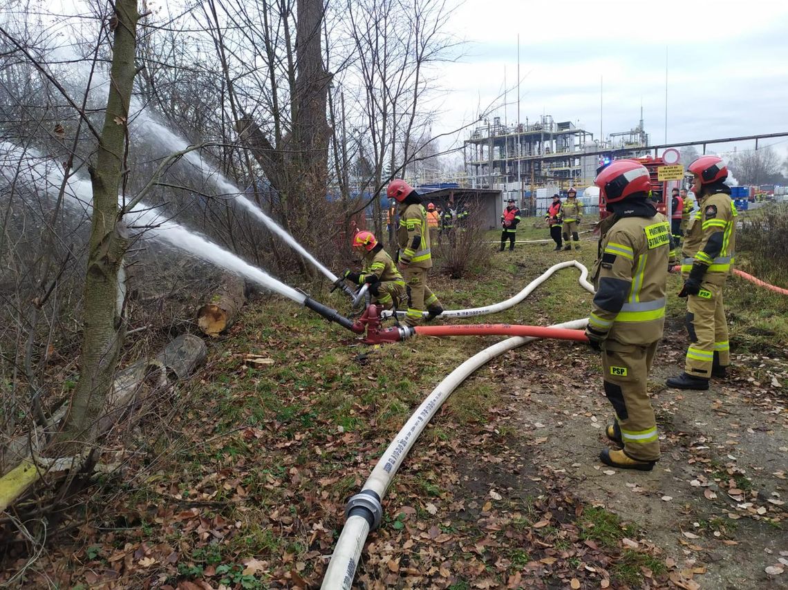 Blisko 150 strażaków i ratowników ćwiczyło na terenie zakładów w Blachowni