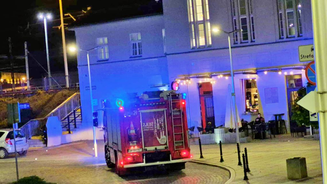 Blokada mobilnej rampy peronowej - strażacy ruszyli z pomocą uwięzionemu mężczyźnie