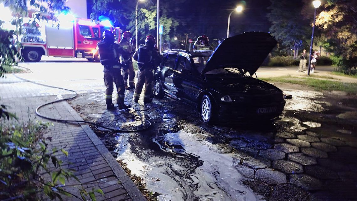 BMW spłonęło w centrum Kędzierzyna. ZDJĘCIA BMW spłonęło w centrum Kędzierzyna. ZDJĘCIA