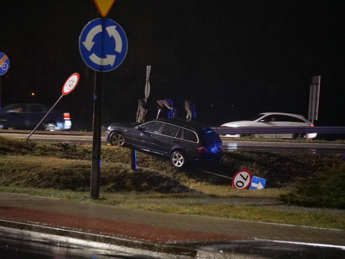BMW wypadło z drogi przy rondzie Milenijnym