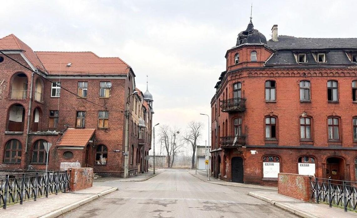 Budowa bloku przy Jasnej coraz bliżej. Co dalej z kamienicą w porcie?