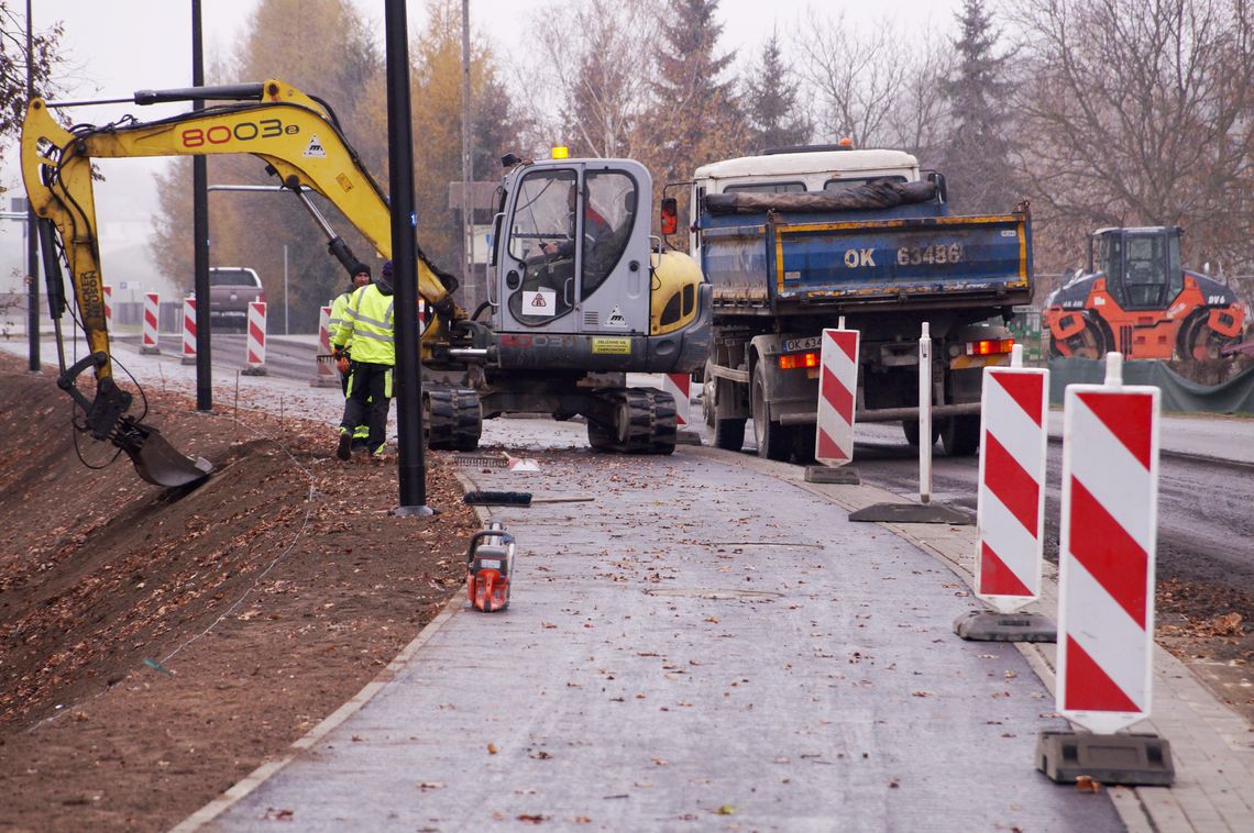 Budowa ścieżki rowerowej przy ulicy Chrobrego na finiszu. ZDJĘCIA