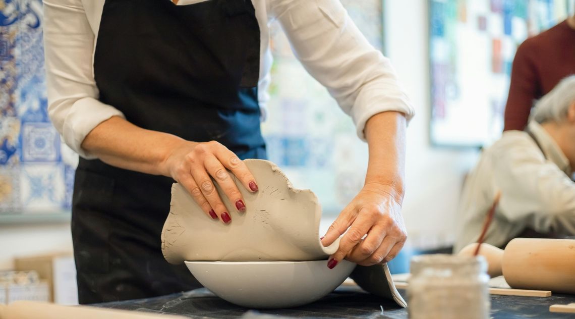 Ceramika dla dorosłych, muzyka dla najmłodszych. Biblioteka w Pawłowiczkach zaprasza