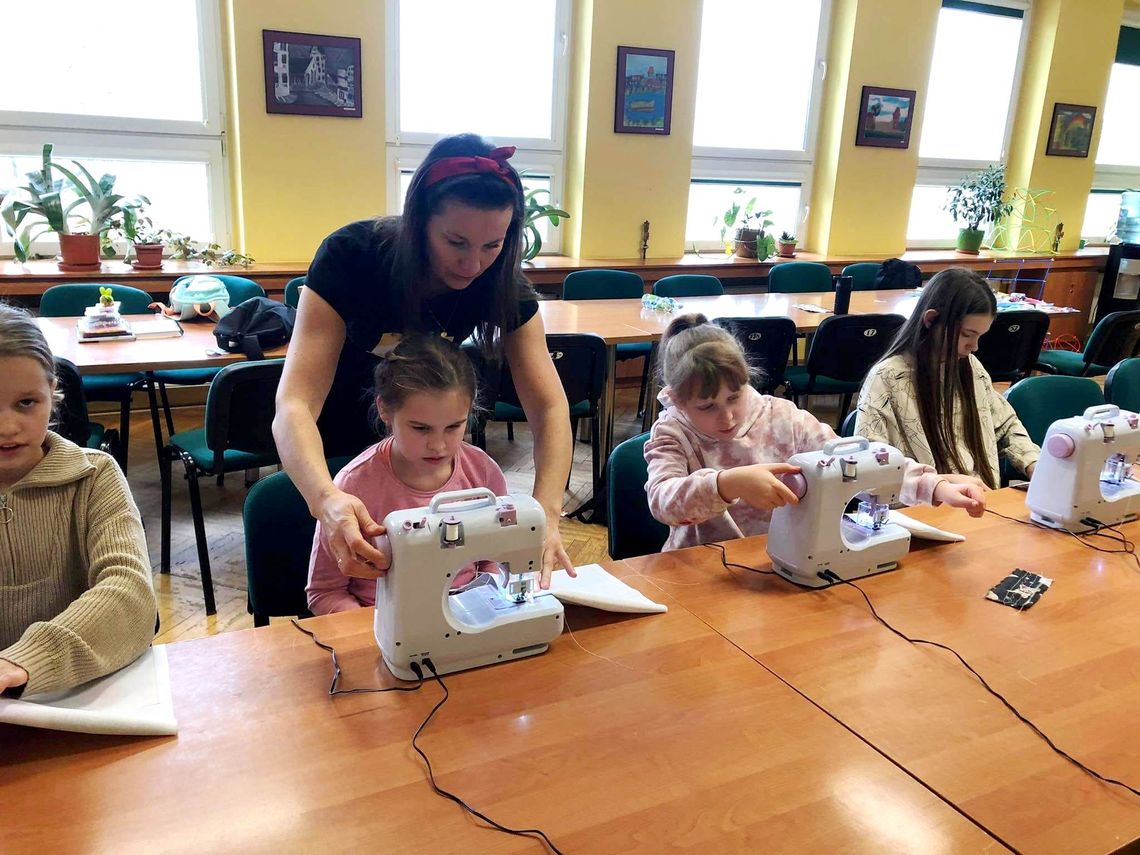 Chłopaki też szyją na maszynie Chłopaki też szyją na maszynie
