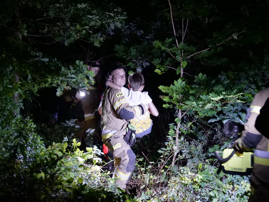 Chłopiec nadepnął na deskę z gwoździem. Interweniowały służby