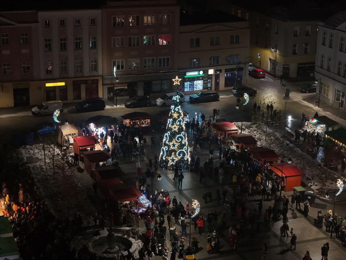 Choinka już świeci - ruszył jarmark świąteczny na kozielskim rynku Choinka już świeci - ruszył jarmark świąteczny na kozielskim rynku