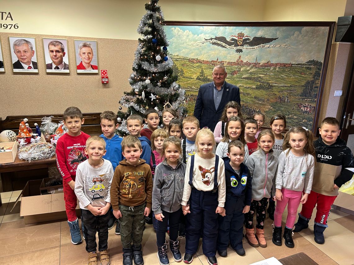 Choinka rozświetla swym blaskiem korytarze urzędu miasta Choinka rozświetla swym blaskiem korytarze urzędu miasta