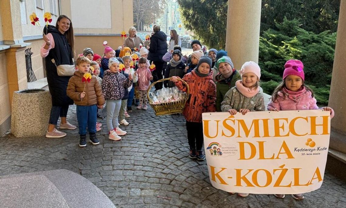 Ciasteczko i uśmiech na dzień dobry od przedszkolaków. ZDJĘCIA