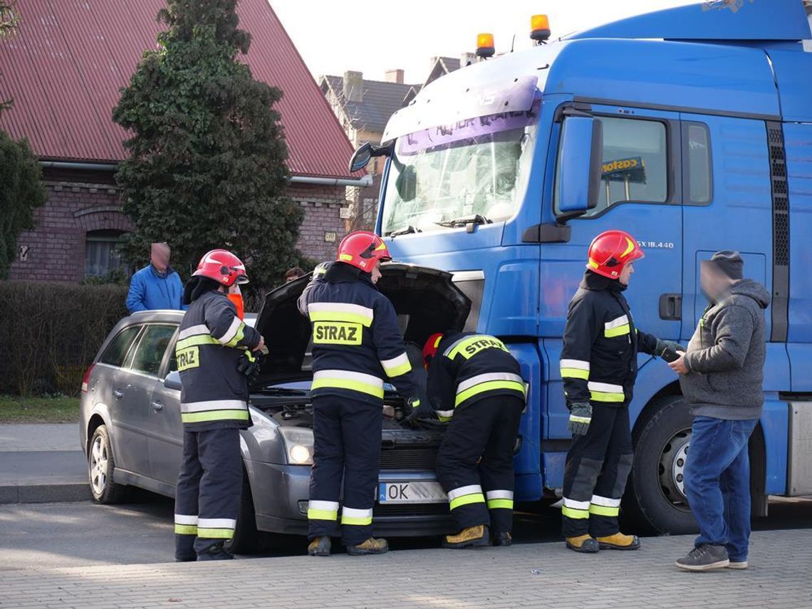 Ciężarówka wjechała w osobówkę na ulicy Kozielskiej
