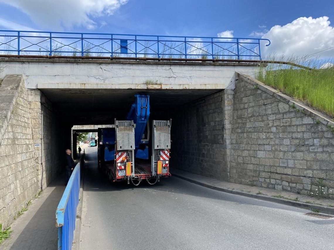 Ciężarówka z naczepą przewożącą koparkę, utknęła pod wiaduktem w Kłodnicy Ciężarówka z naczepą przewożącą koparkę, utknęła pod wiaduktem w Kłodnicy
