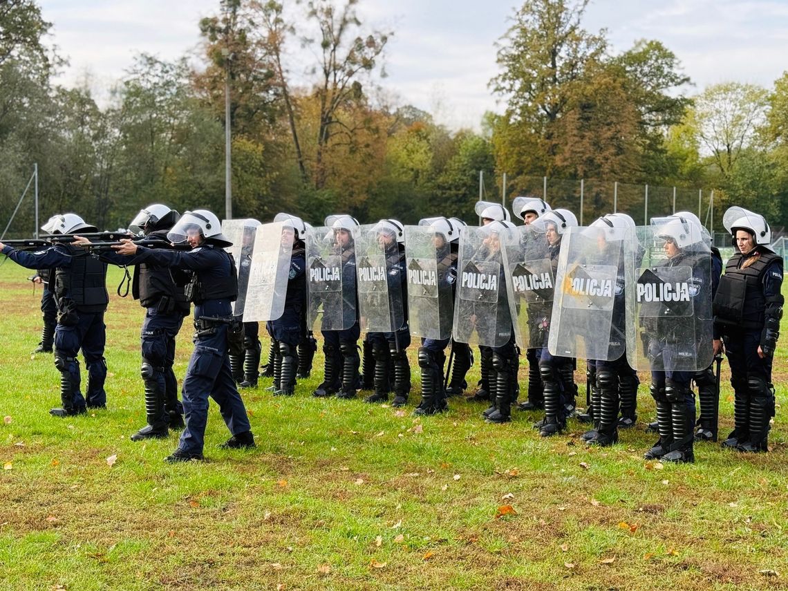 Ćwiczenia policjantów z kompanii Nieetatowego Oddziału Prewencji na stadionie w Sławięcicach Ćwiczenia policjantów z kompanii Nieetatowego Oddziału Prewencji na stadionie w Sławięcicach
