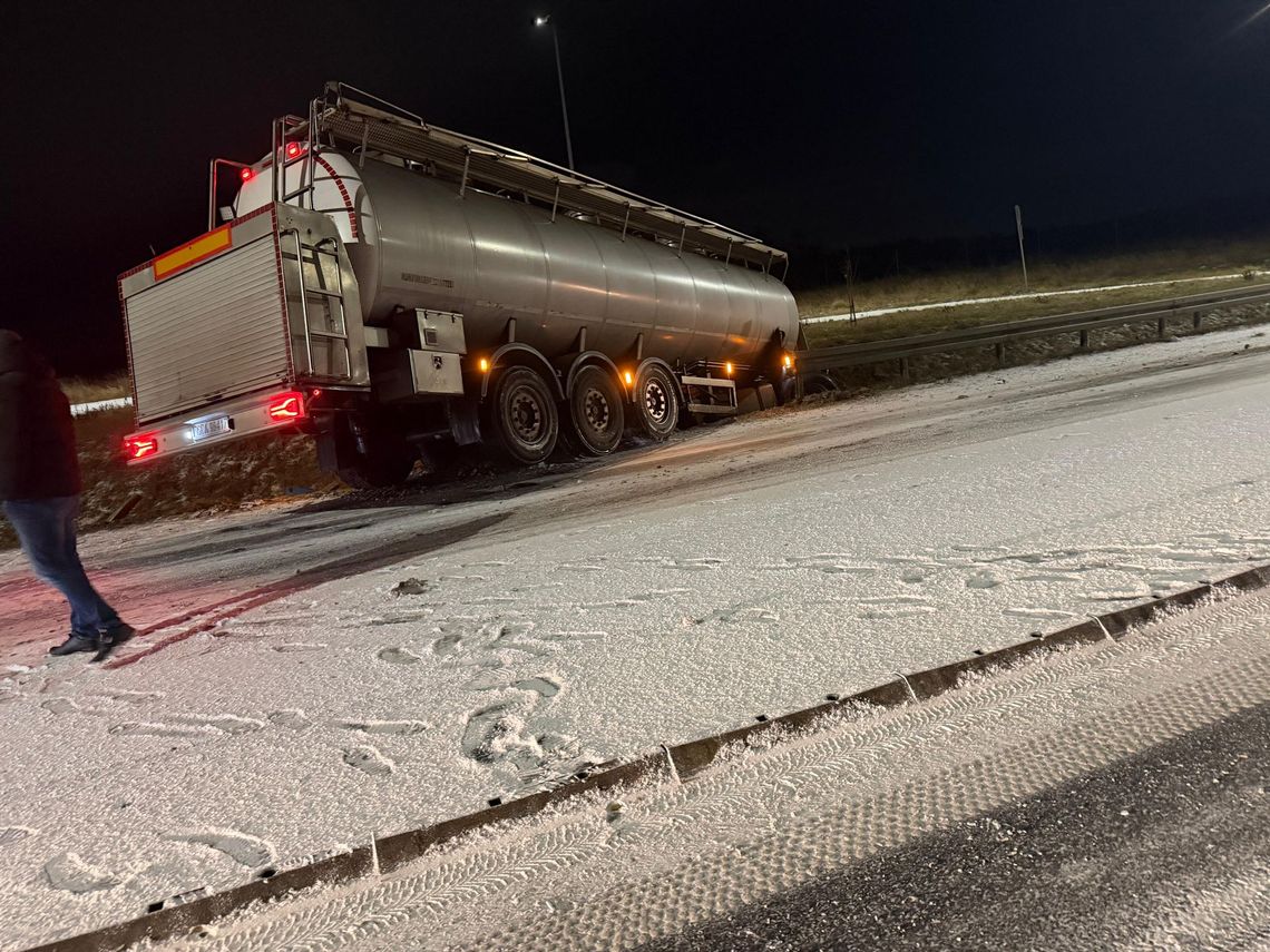 Cysterna wpadła do rowu na obwodnicy Kędzierzyna-Koźla