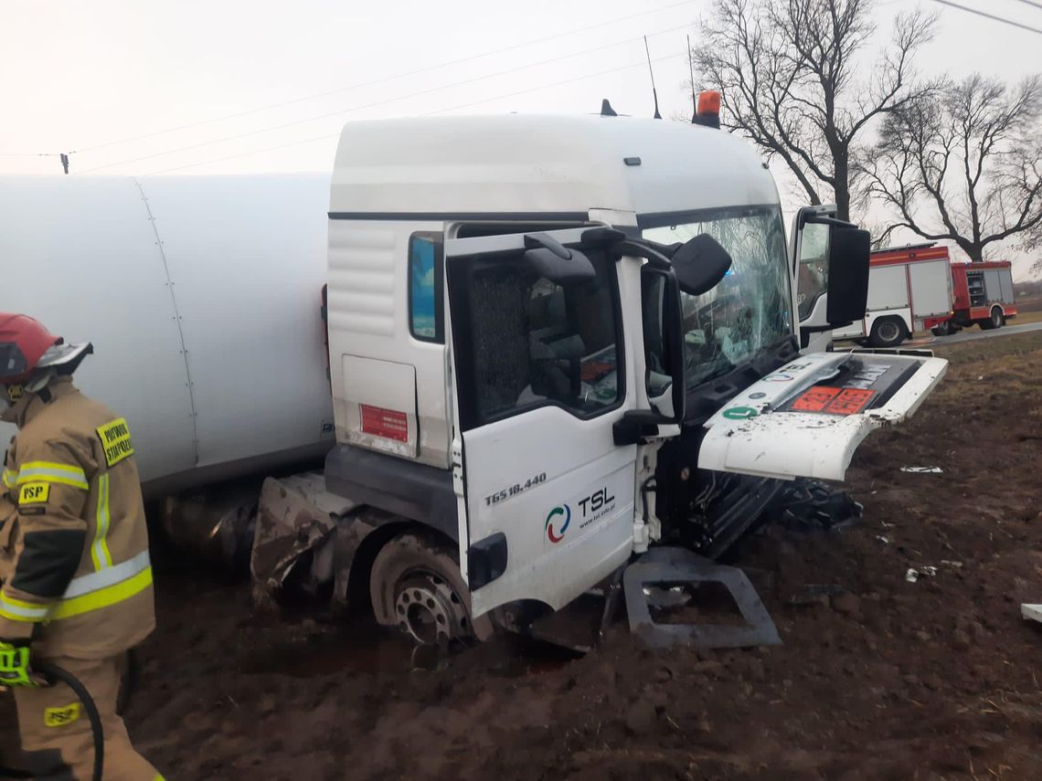 Cysterna z gazem wpadła do rowu. Na miejscu m.in. strażacy z Kędzierzyna-Koźla