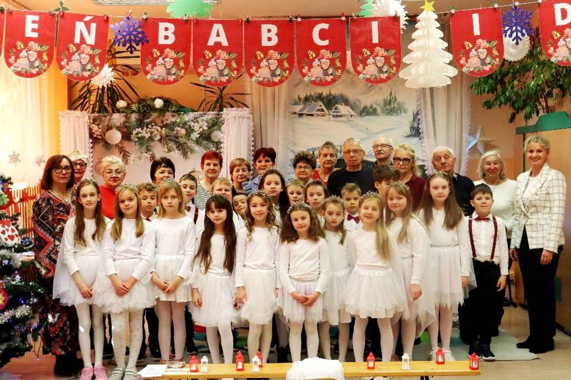 Czas pełen serc i uśmiechów z okazji Dnia Babci i Dziadka. ZDJĘCIA