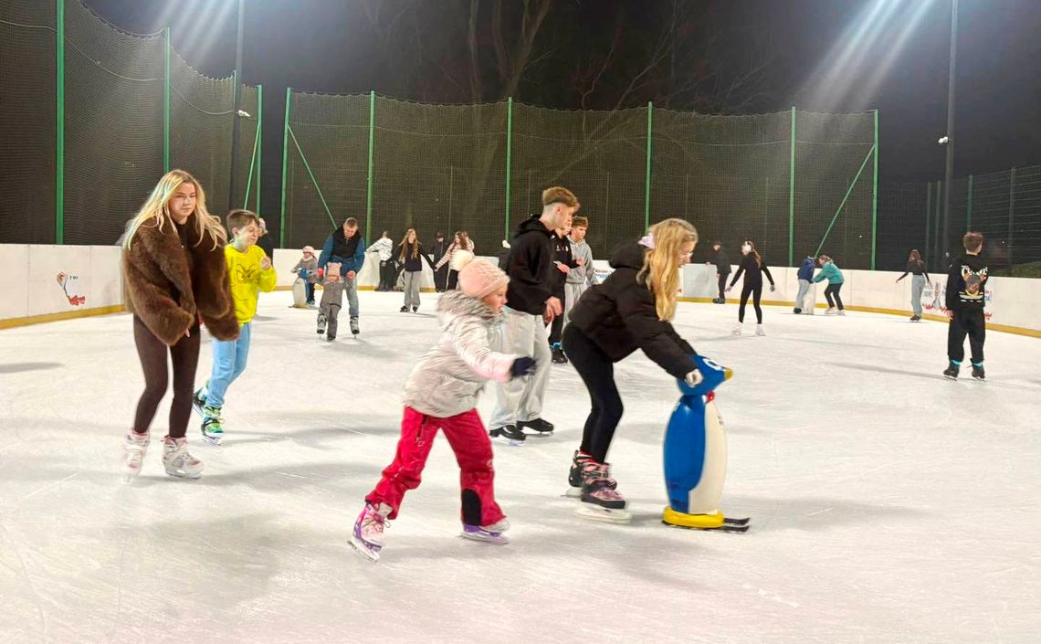 Czekali na tę atrakcję cały rok. Śmigają na lodzie aż miło. ZDJĘCIA Czekali na tę atrakcję cały rok. Śmigają na lodzie aż miło. ZDJĘCIA