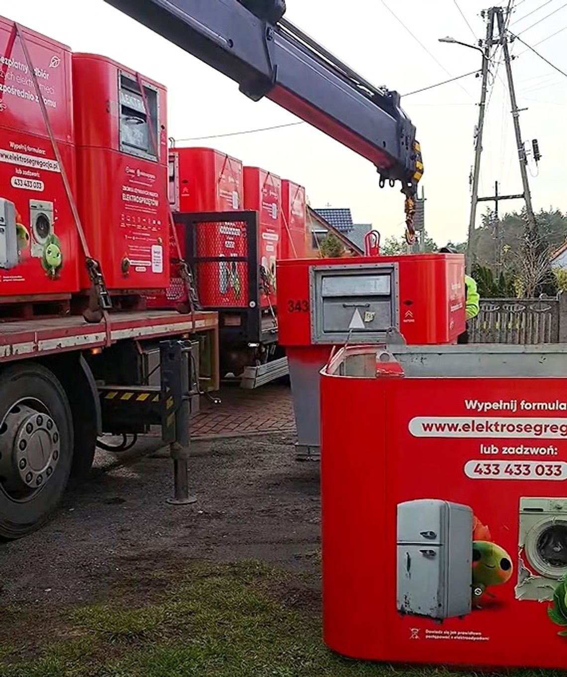 Czerwone kontenery na elektroodpady wjechały do miasta. FILM