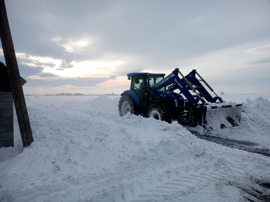 Część dróg nadal nieprzejezdnych. Na pomoc ruszyli rolnicy