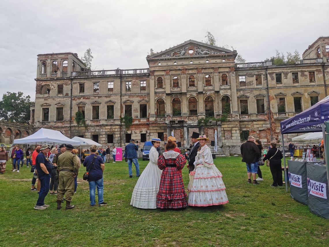 Czołgi i armaty przed pałacem w Sławikowie na pikniku militarnym Czołgi i armaty przed pałacem w Sławikowie na pikniku militarnym