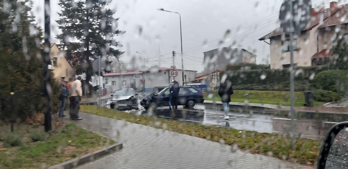 Czołowe zderzenie dwóch osobówek na ulicy Grunwaldzkiej