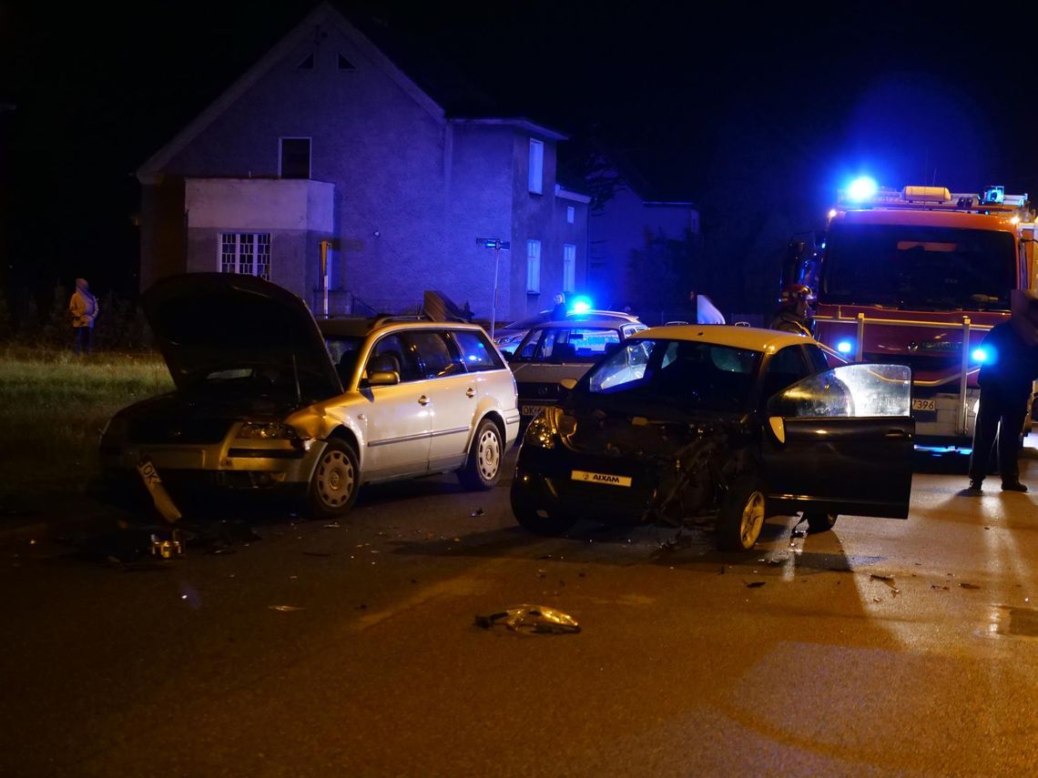 Czołowe zderzenie dwóch pojazdów. 17-letni kierowca trafił do szpitala