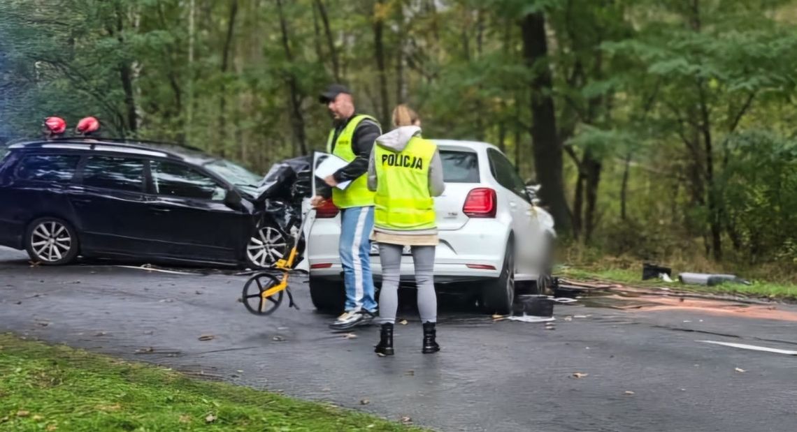 Czołowe zderzenie dwóch pojazdów. Kobietę w ciężkim stanie przetransportowano do szpitala