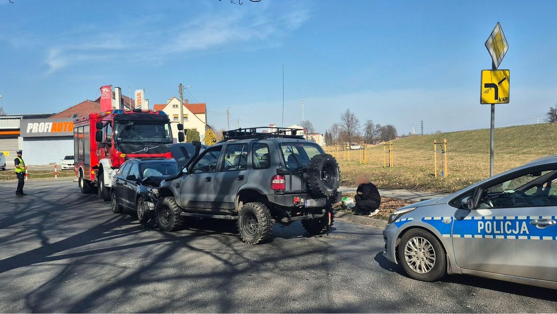 Czołowe zderzenie osobowego Hyundaia z terenową Kią Sportage w Koźlu. Kobieta trafiła do szpitala