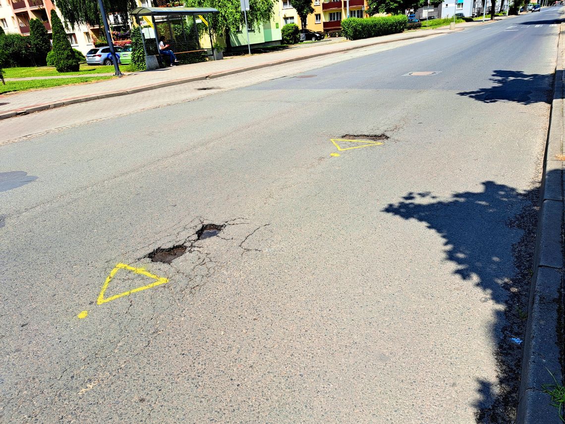 Czytelnik pyta, czy ktoś nie zapomniał o tych dziurach w drodze?