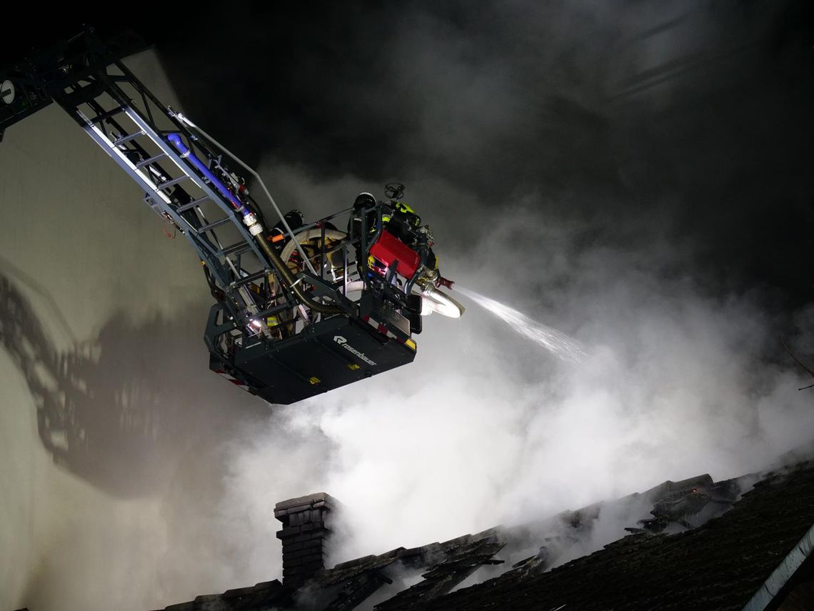 Dach pustostanu przy ulicy Grunwaldzkiej stanął w ogniu