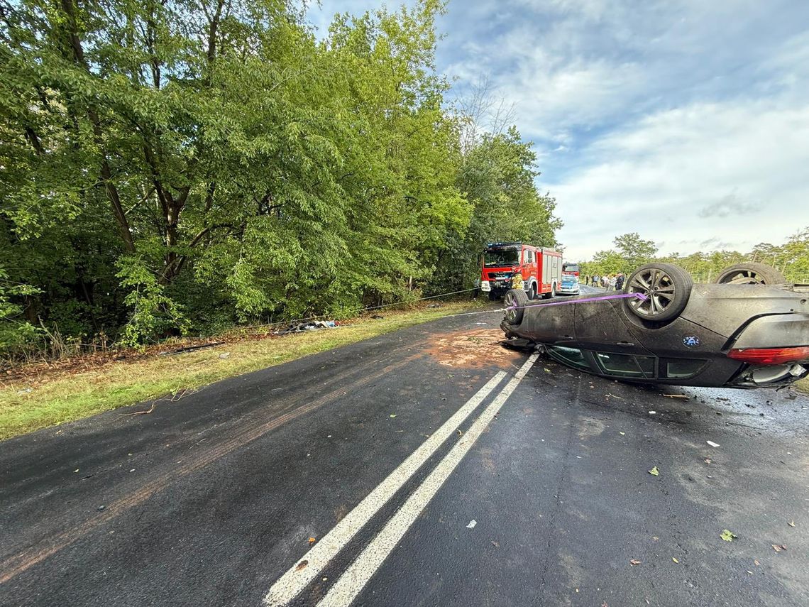 Dachowanie opla Insignii na trasie Bierawa - Lubieszów. Dwie osoby poszkodowane. ZDJĘCIA