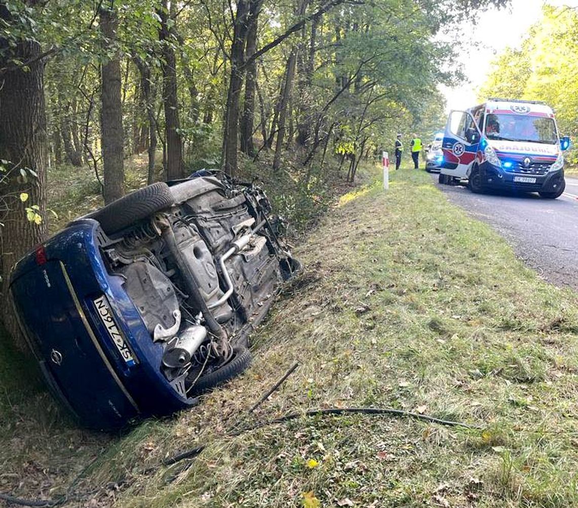 Dachowanie samochodu na drodze pomiędzy Ortowicami a Kotlarnią Dachowanie samochodu na drodze pomiędzy Ortowicami a Kotlarnią