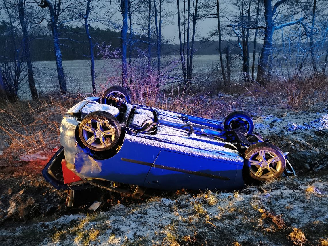 Dachowanie samochodu pomiędzy Cisową a Kuźniczką Dachowanie samochodu pomiędzy Cisową a Kuźniczką