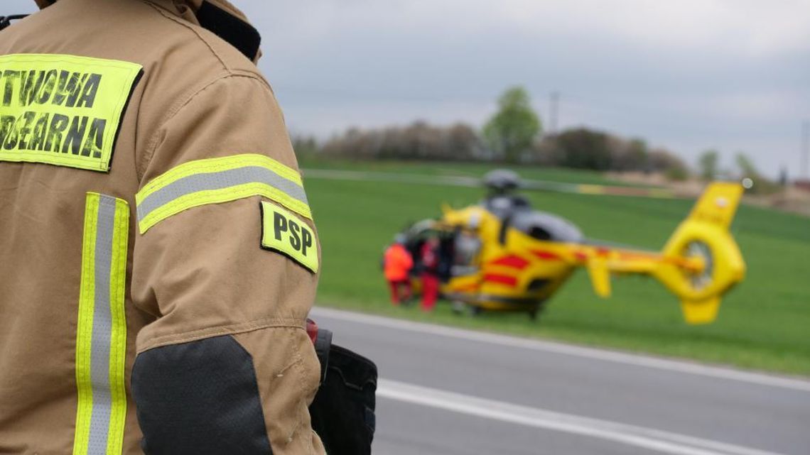 Dachowanie samochodu w Milicach. Są osoby poszkodowane, lądował śmigłowiec LPR Dachowanie samochodu w Milicach. Są osoby poszkodowane, lądował śmigłowiec LPR