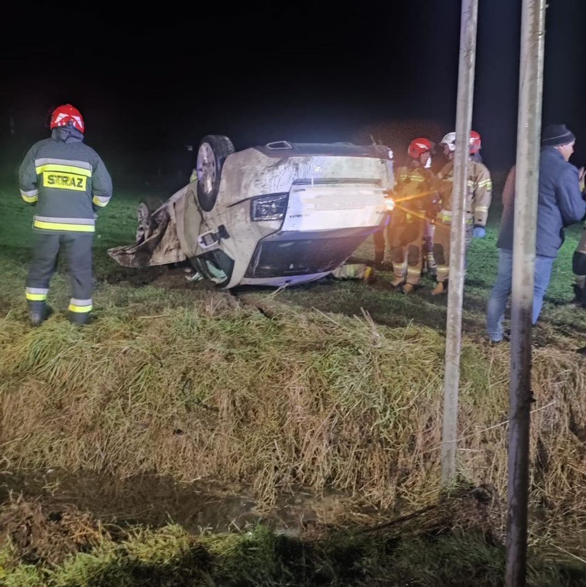 Dachowanie samochodu w Urbanowicach. Kierowca uciekł Dachowanie samochodu w Urbanowicach. Kierowca uciekł