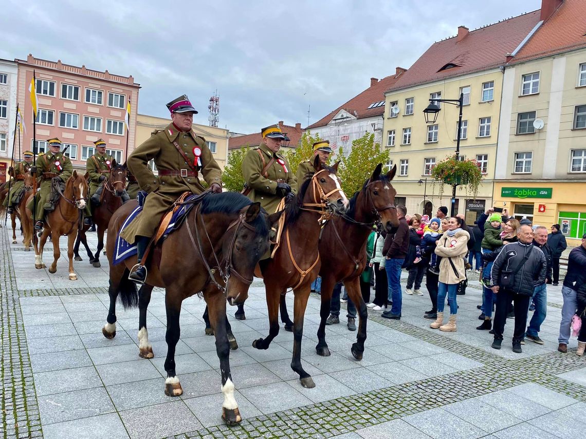 Defilada i prezentacja sekcji konnej ułanów w sercu starego miasta. ZDJĘCIA Defilada i prezentacja sekcji konnej ułanów w sercu starego miasta. ZDJĘCIA