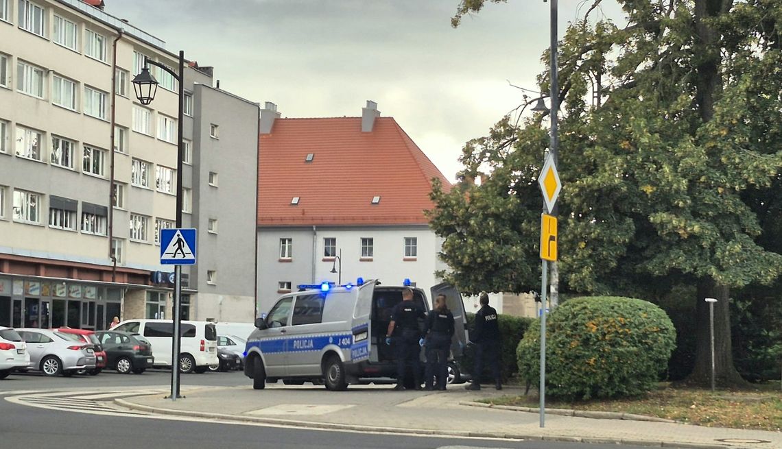 Do leżącej na chodniku kobiety wezwano pomoc. Okazało się, że 48-latka była kompletnie pijana Do leżącej na chodniku kobiety wezwano pomoc. Okazało się, że 48-latka była kompletnie pijana