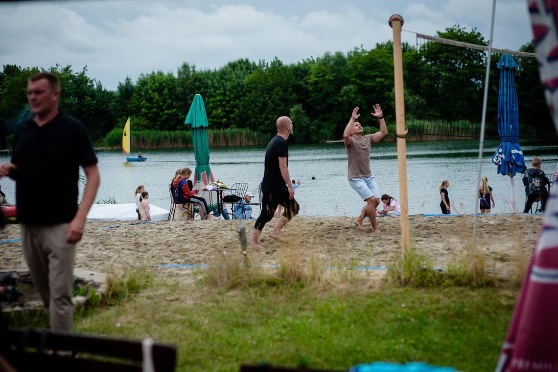 Dobra zabawa integracyjna połączona z meczami siatkówki plażowej