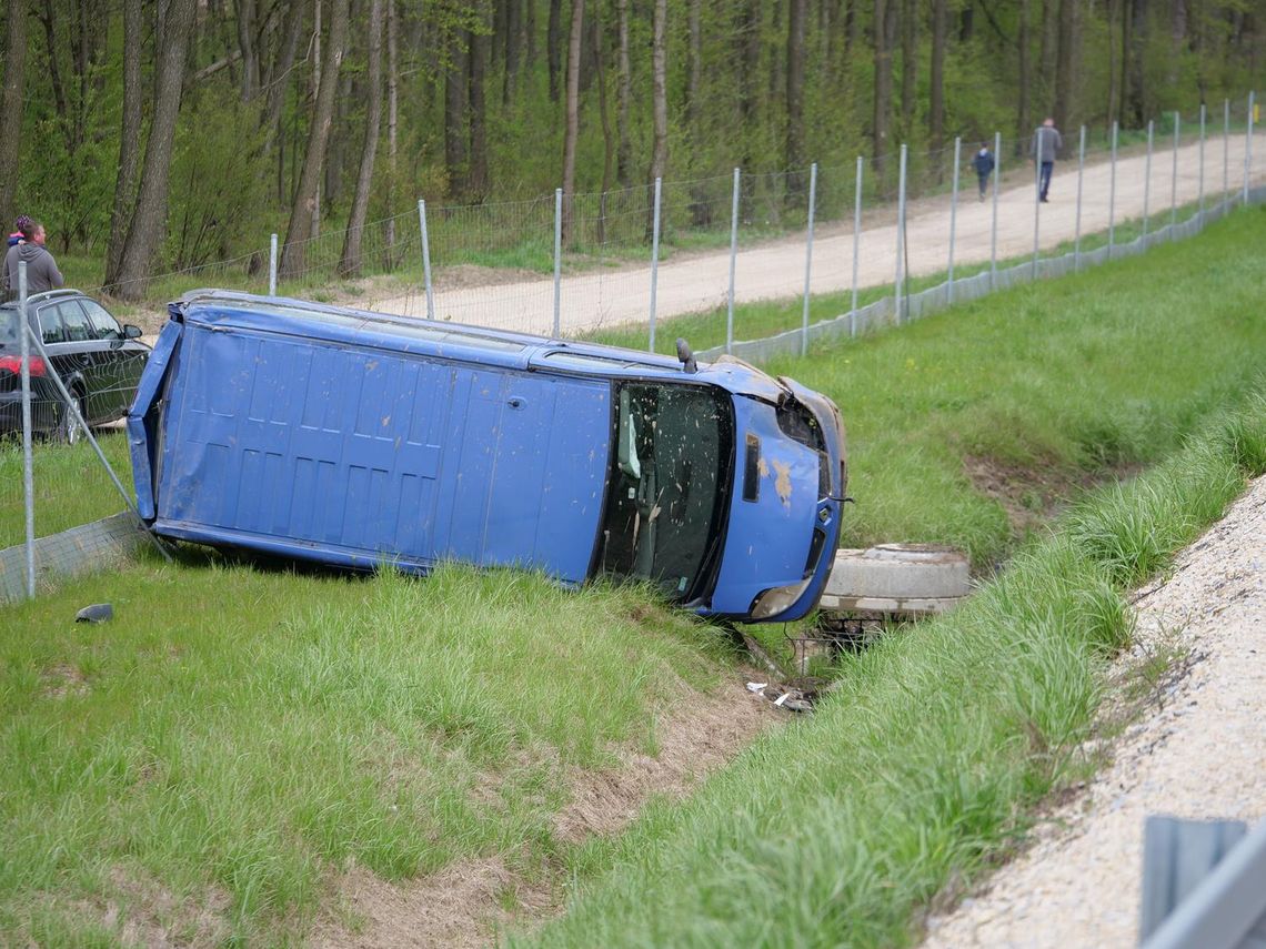 Dostawczy bus spadł ze skarpy. Na miejscu lądował śmigłowiec LPR Dostawczy bus spadł ze skarpy. Na miejscu lądował śmigłowiec LPR