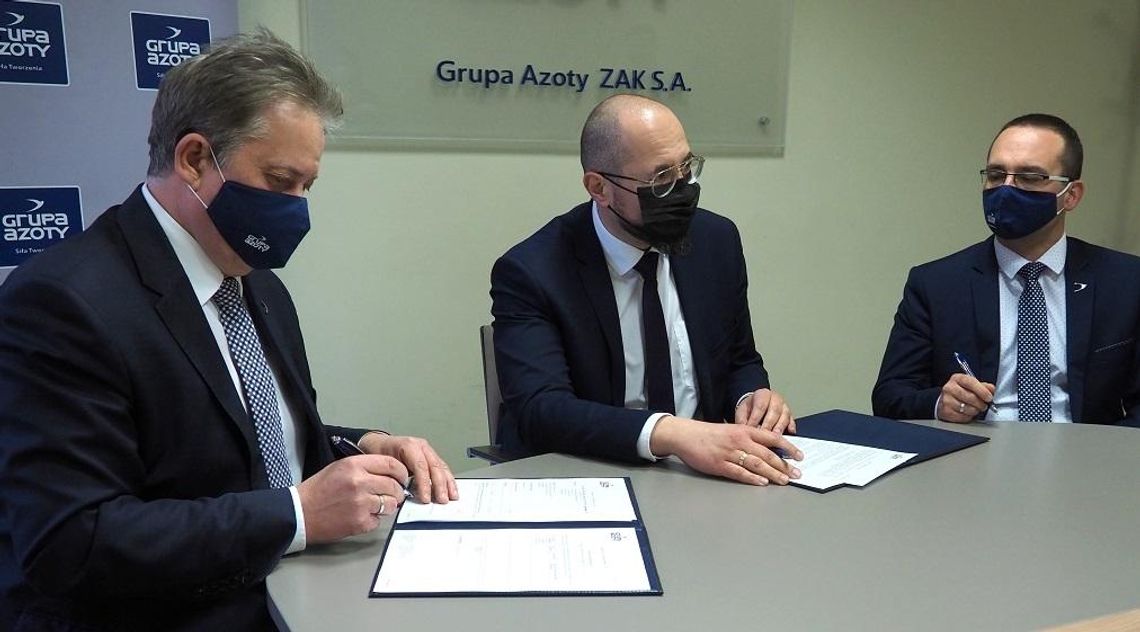 Dostawy środków chemicznych z Grupy Azoty ZAK S.A. do szpitala w Koźlu. Służą zabezpieczeniu ścieków i ujęć wody