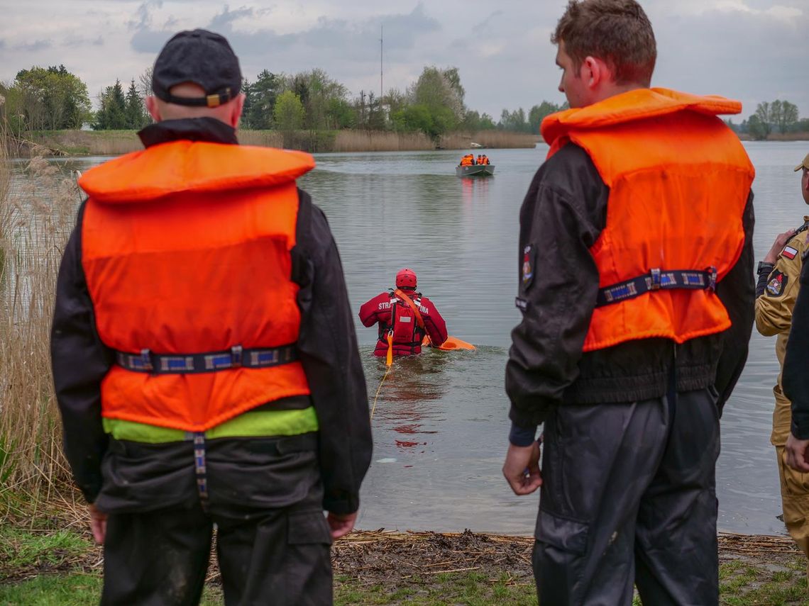 Duże ćwiczenia strażackie na akwenie Dębowa pk. "Wodnik 2023". Zdjęcia Duże ćwiczenia strażackie na akwenie Dębowa pk. "Wodnik 2023". Zdjęcia