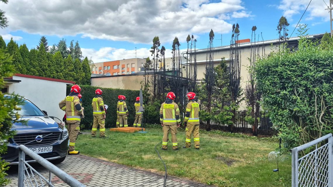 Duże zadymienie na osiedlu Zachód w Koźlu. Z pożarem walczyły trzy zastępy straży pożarnej Duże zadymienie na osiedlu Zachód w Koźlu. Z pożarem walczyły trzy zastępy straży pożarnej