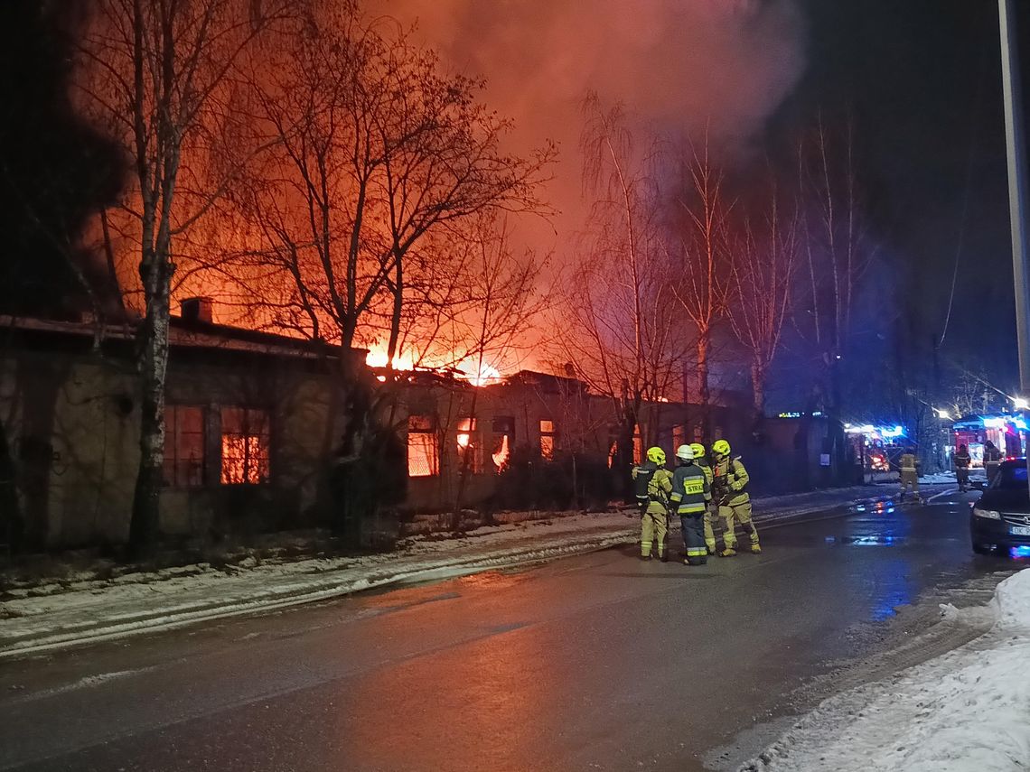 Groźny pożar dwóch pustostanów w Kędzierzynie. Zagrożone były sąsiednie budynki jednorodzinne!