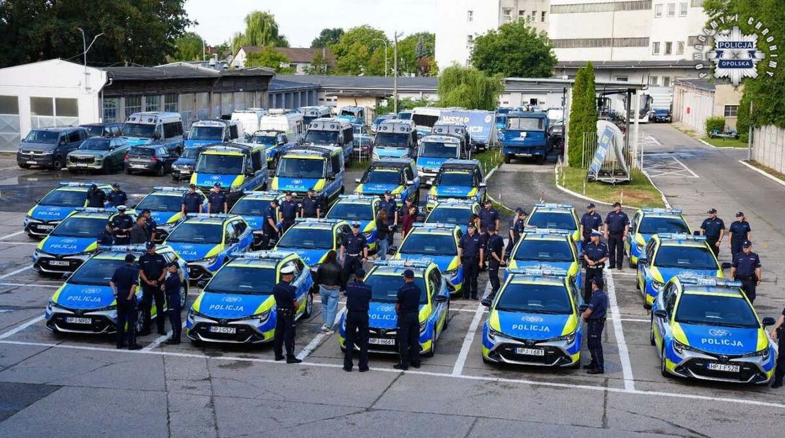 Dwa nowe radiowozy trafiły do policjantów z Kędzierzyna-Koźla. ZDJĘCIA