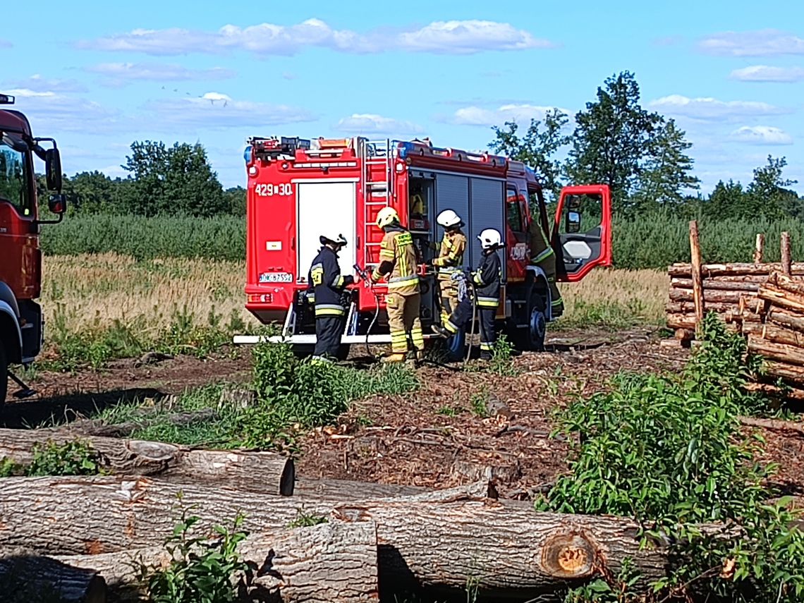 Dwa pożary w ciągu godziny. Strażacy gasili ogień w Lenartowicach Dwa pożary w ciągu godziny. Strażacy gasili ogień w Lenartowicach